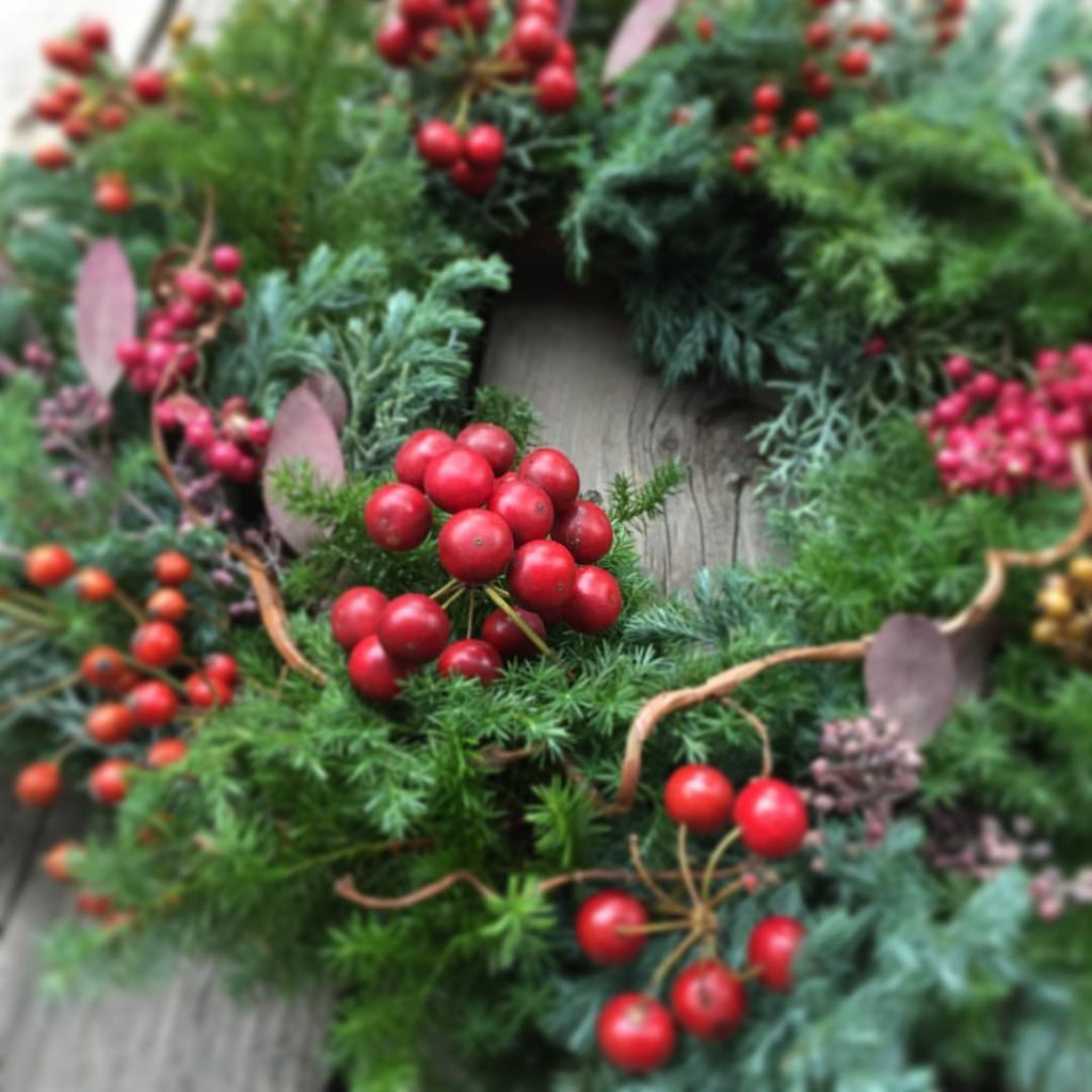 赤い実をつかったクリスマスリースはシックでナチュラル感が引き立つデザイン 西東京 ひばりヶ丘 練馬 大泉学園